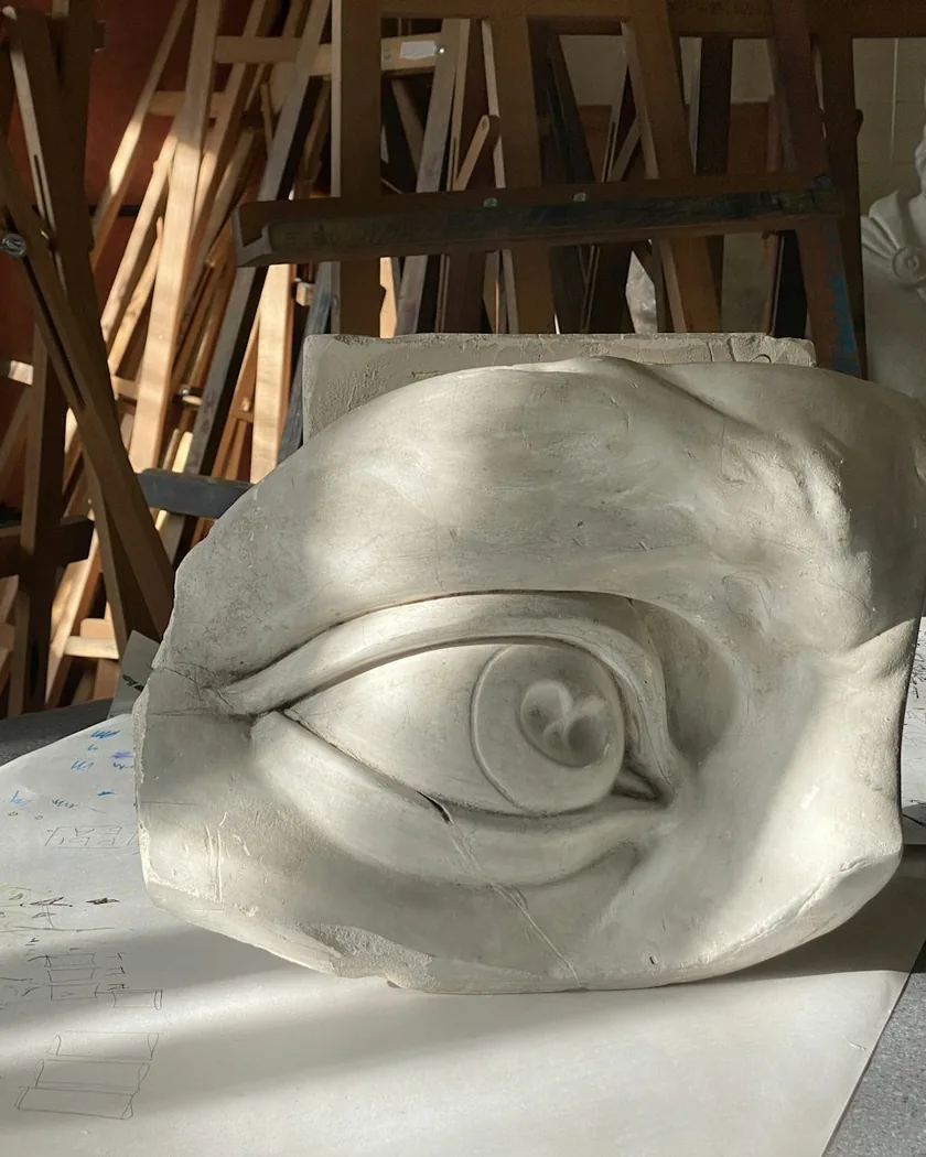 Detalle de una pieza de yeso en un estudio, con la superficie clara y las marcas del repaso todavía visibles